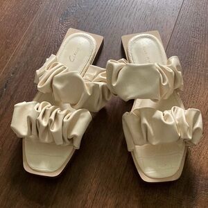 Circus Sam Edelman scrunch flat sandals size 6